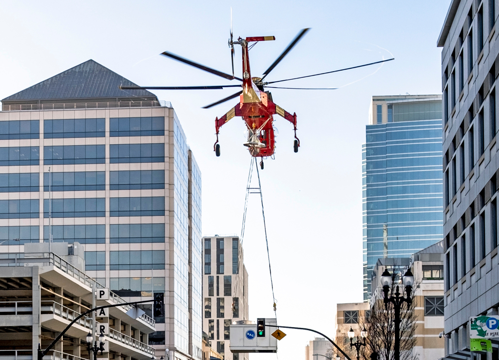 Video: Helicopter drops huge air conditioning unit onto downtown Oakland street