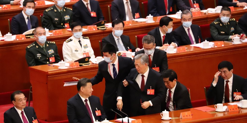 Sacan a la fuerza al expresidente Hu Jintao del Congreso del Partido Comunista de China